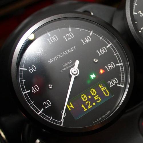 【2004082】 MOTOSCOPE CHRONOCLASSIC スピードメーター 200km/h　【リング】：ブラック　【ディスプレイ】：Dark Edition