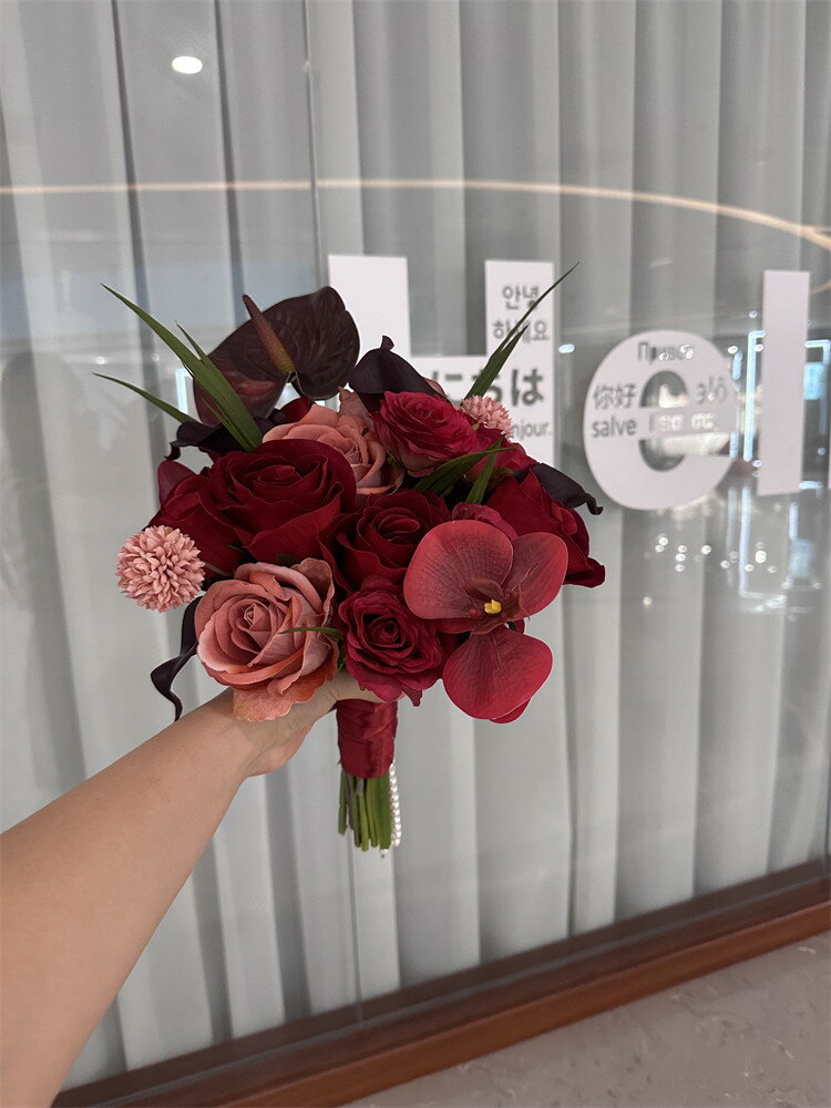 ドリーム洋服屋のウェディングブーケ　レッド　ブライダルブーケ　薔薇 花束 ブーケ【ブーケ】ウェディングブーケ/造花ブーケ/ブライダルブーケ/ラウンドブーケ/トスブーケ/結婚式/花束　卒業 入学 壮瞥 父の日 お中元 ひな祭り 桃の節句 誕生日 花ギフト ウェディングマーチ お供え 開店祝い｜アングル3