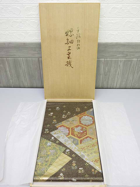 【未使用品】　螺鈿細工　袋帯　ブラウン系　金糸　礼装　華やか　　　　　　　和装　着物　フォーマル　帯　茶　亀甲　桐箱入り　　　　　　　婦人用　正装　お祝い　らでん　貝細工　螺鈿工芸品