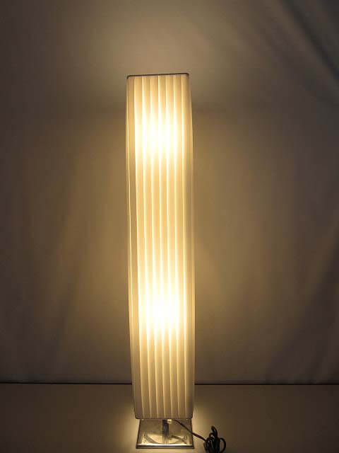 【中古】　フロアライト　スタンドライト　タワー型　2灯　ホワイト　　　　　照明　間接照明　モダン　スリム　ランプ　白　インテリア
