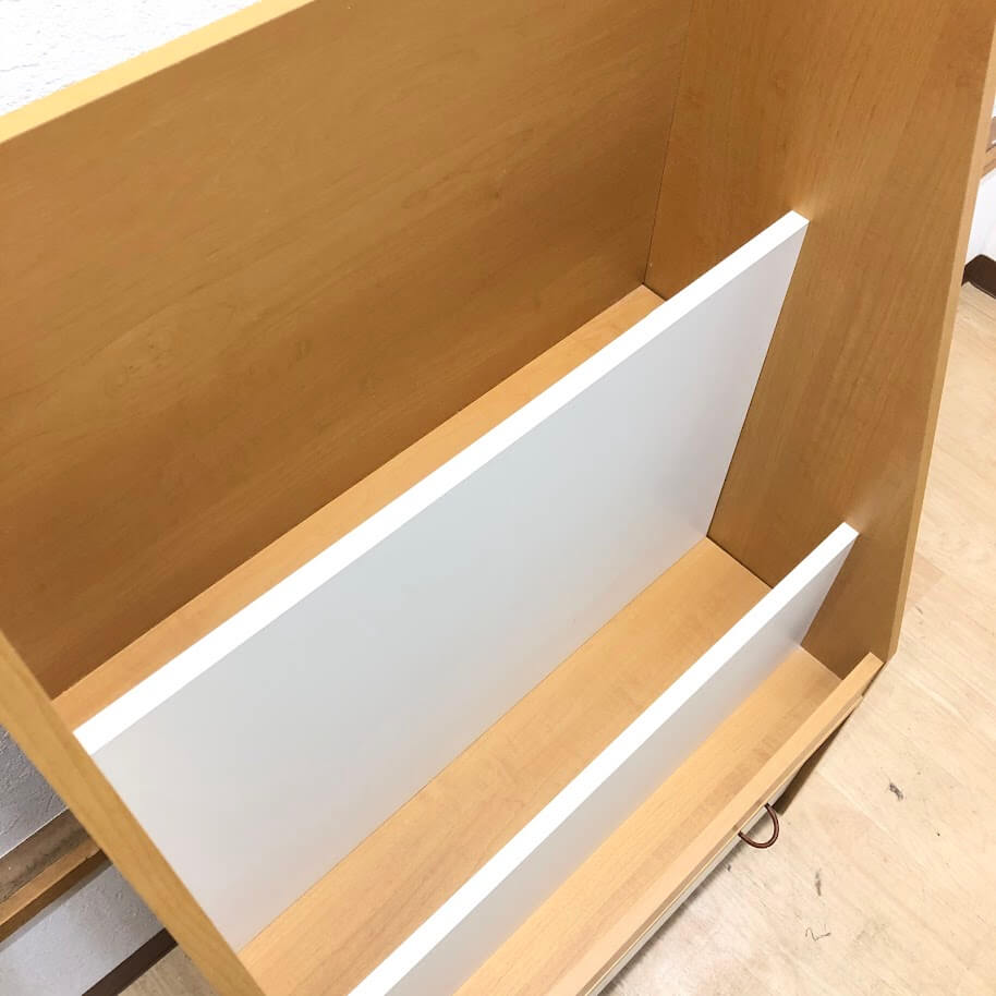 【中古】 絵本ラック ナチュラル×ホワイト 幅60cm 収納ボックス付 木製 ディスプレイラック 雑誌 えほん マガジン ホルダー スタンド キャスター引出付 キッズ収納ラック マガジンラック 中古 [2]