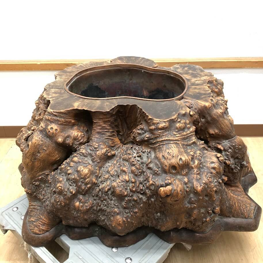 リビング館 楽天市場店の【中古】 切り株火鉢 大型 瘤材 火鉢 灰付き 天然木 原木 流木 切株 木の根 茶道具 暖房 火櫃 古道具 古民具 レトロ アンティーク インテリア 雑貨 切株火鉢 中古｜アングル2