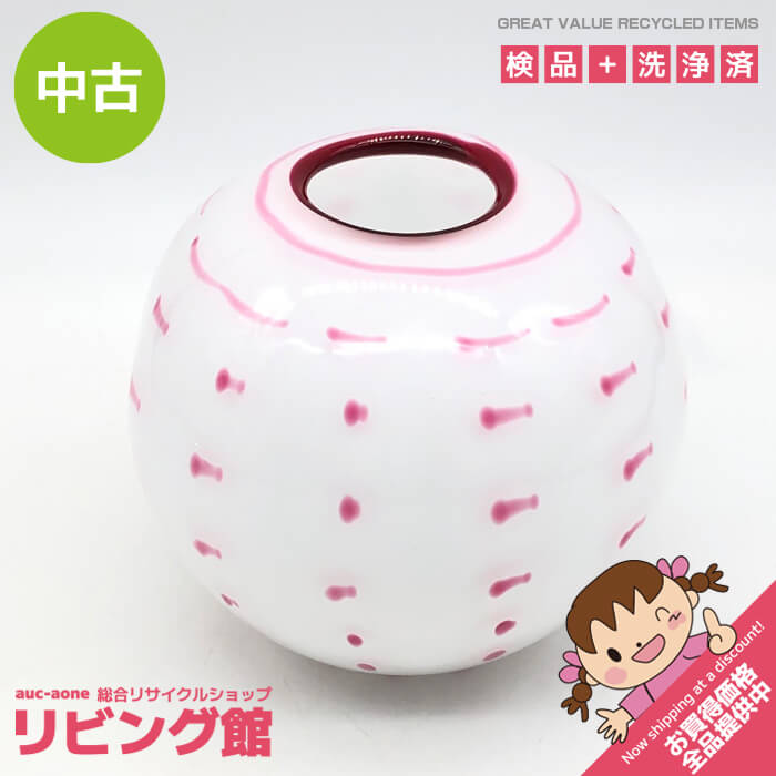 当店規約について ご注文前に必ずお買い物ガイド をご覧ください。 ご注文いただきました場合には当店の規約に同意されたものと致します。 商品名 ガラスの花瓶 高さ17cm サイズ 約直径16×高さ16cm(口径5.5cm) 付属品 画像に写っているもので全てとなります。 その他 こちらの商品は美品ではありますがUsed品のため多少の傷、汚れ等あります。 目立つ部分につきましては記載するよう努めますが全てを記載することは難しいため 使用に伴う傷・汚れおよび中古の範囲内と判断した部分は記載しておりません。 中古でありますことを何卒ご理解の上、お願い致します。 送料について 送料無料 お問合せ 株式会社A-one　リビング館 北海道札幌市白石区本郷通9丁目南3-7 岡村ビル1F（本郷通商店街内） TEL　011-376-5235 営業時間　平日 10時00分～17時30分（土日祝休み）