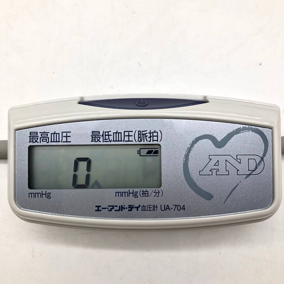 【中古】 A&D 手動式電子血圧計 UA-704 ケース付 取扱説明書付 エー・アンド・ディ...