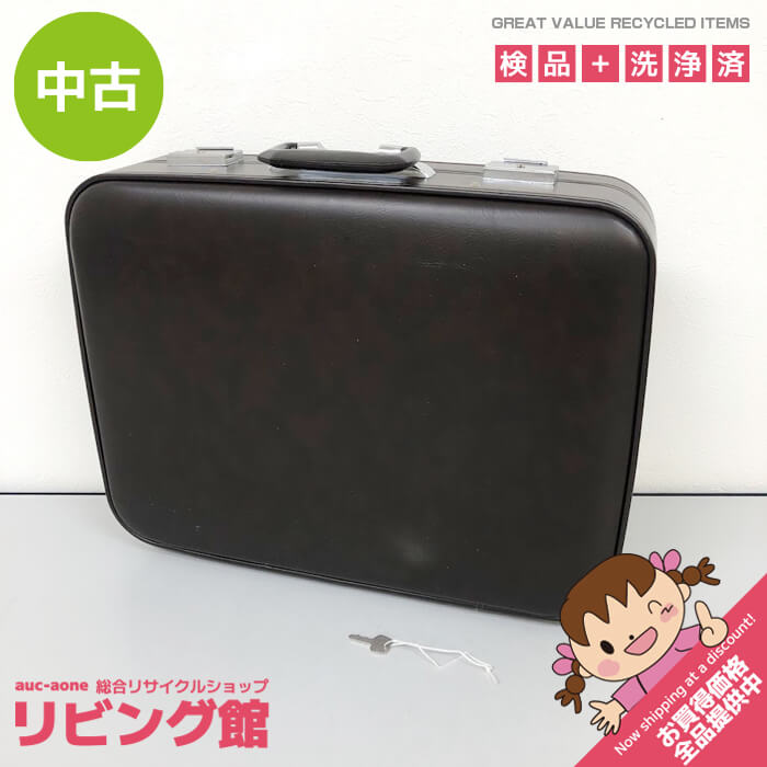 当店規約について ご注文前に必ずお買い物ガイド をご覧ください。 ご注文いただきました場合には当店の規約に同意されたものと致します。 商品名 レトロ トランクケース サイズ 約幅50×奥行12×高さ38.5cm(持ち手含まず) 付属品 画像に写っているもので全てとなります。 その他 こちらの商品は美品ではありますがUsed品のため多少の傷、汚れ等あります。 角に少し擦り傷があります。(画像赤丸部分) 鍵は2個付属しています。少し施錠が渋い印象です。 目立つ部分につきましては記載するよう努めますが全てを記載することは難しいため 使用に伴う傷・汚れおよび中古の範囲内と判断した部分は記載しておりません。 中古でありますことを何卒ご理解の上、お願い致します。 また商品のカラーにつきましても出来る限り実物に近い表現でお伝え出来るよう努めておりますが、 見分けの難しい色もありますため全ての商品において現状優先とさせていただいております。 何卒ご了承ください。 送料について 送料無料 リサイクル商品について リサイクルは【出逢い】です。 心惹かれる出逢いがありますように… お問合せ 株式会社A-one　リビング館 北海道札幌市白石区本郷通9丁目南3-7 岡村ビル1F（本郷通商店街内） TEL　011-376-5235 営業時間　平日 10時00分～17時30分（土日祝休み）