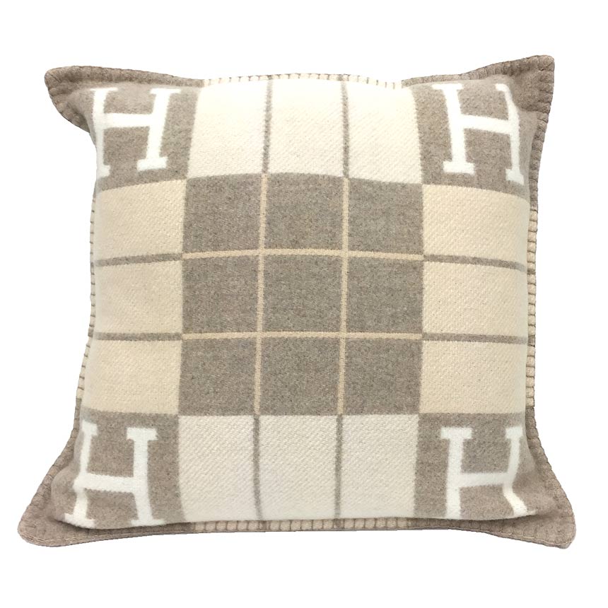 スーパーSALE　HERMES　エルメス　アヴァロンIII　PM クッション　ピロー　アイボリー×ベージュ　 WOOL CASHMERE AVALON III PILLOW PM 【未使用】【新品】【中古】エルメス　インテリア　aq5854のサムネイル