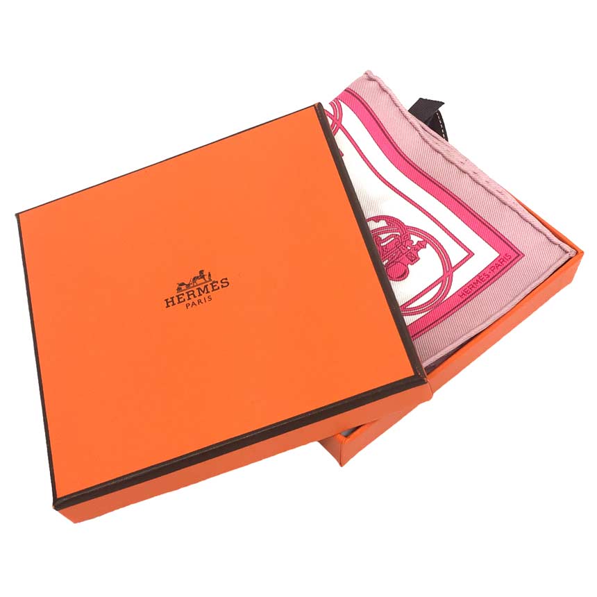 セール 全国送料無料 HERMES エルメス CARRE NANO 20CM EX-LIBRIS エクスリブリス　馬車　331063S　04　カレナノ　カレ20 　ナノカレ　ミニスカーフ　ヴィユローズ/ローズヴィフ　ピンク　シルク100％　箱付き【未使用】【新品】【中古】エルメス　シルクスカーフ　aq6067