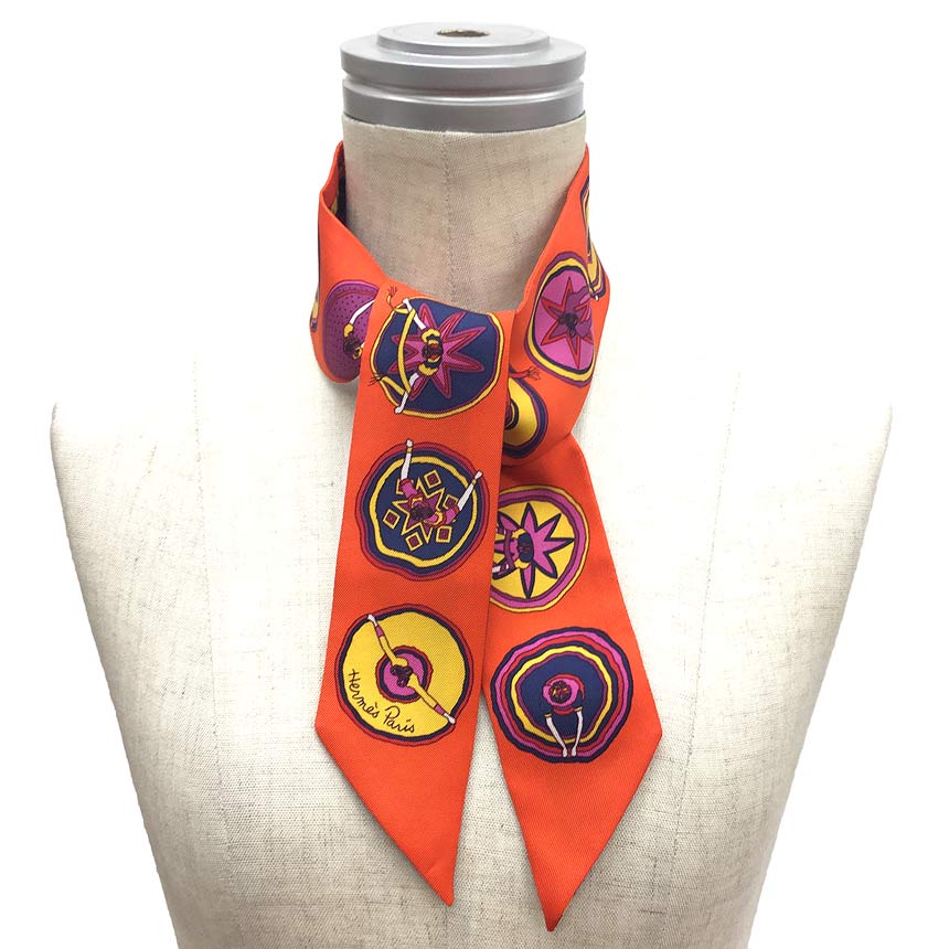 セール　レア物　希少　HERMES　エルメス　ツイリー スカーフ　Balles du mexique 美しいメキシコ　メキシカンダンス　Twilly Scarf　オレンジ　シルク100％【美品】【中古】エルメス　シルクスカーフ aq8967