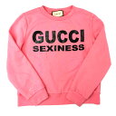 商品名 GUCCISEXINESS プリント スウェットシャツ　トップス　トレーナー　トップス　ユニセックス サイズ 表記サイズS　着丈：58cm　袖丈：60cm　肩幅：41cm　胸幅：52cm　※平置きにて採寸※採寸は全て弊社スタッフが手作業で行っており、公開サイズとの間に多少の誤差が生じる場合がございます。予めご了承下さいませ。 素材 コットン100％ 付属品 無し 色 ピンク 状態 『コンディションの目安』 [NR]…未使用品（新品・新古品含む）※展示・保管等で色焼け、小傷等ができてしまった物もございます。 [S]…美品(使用はしているが数回程度で使用感が少ないもの。) [A]…小・中の傷や汚れのみられる中古品だが、コンディションの良い商品。 [B]…小・中の傷や汚れなどが見受けられる使用感のある品。 [C]…使用感や傷・劣化などが目立つ品。 ※なお、【SA】・【AB】等のランク表記は、 上記に記載しています各ランクの中間程度のコンディションと御理解下さい。 ※商品のランクはあくまでも当店の基準となりますのでご了承下さい。 弊社取り扱い商品はお客様からお譲り頂いたUSED商品（中には新品、未使用品も御座います）が主になりますので、 微細な状態にこだわるお客様はご注文をお控え下さいますようお願い致します。 状態　⇒　A PRコメント 最新コレクションのランウェイに登場したパテントレザーのアクセサリーやディテールを連想させる、ビニールのような質感が特徴的なGUCCI SEXINESS プリント。 1990年代の自由なファッション観にインスピレーションを得た今シーズンのムードを体現しています。 フェルト加工を施したピンクのヘビーコットンジャージーで仕立てたクルーネックのスウェットシャツを、このプリントが飾ります。■商品詳細コンディション：袖口に薄い汚れあり　