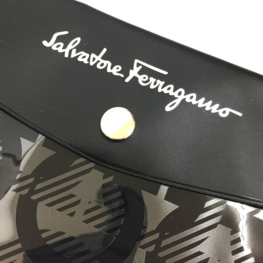 レターパックライト発送　全国送料無料　サルヴァトーレ・フェラガモ　Salvatore Ferragamo　ガンチーニ　化粧ポーチ　メイクポーチ　小物入れ　ビニールポーチ　ブラック【美品】【中古】フェラガモ　レディース　衣類小物 　aq5577