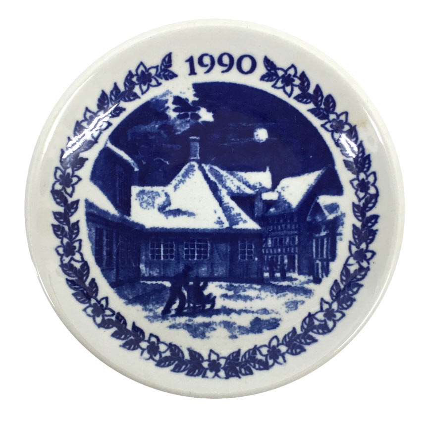 商品名 ROYAL COPENHAGEN ミニプラケット／ミニイヤープレート　1990年　House　アンティーク　ヴィンテージ　北欧 イヤープレート クリスマスプレート　 サイズ 直径約8cm※採寸は全て弊社スタッフが手作業で行っており、公開サイズとの間に多少の誤差が生じる場合がございます。予めご了承下さいませ。 素材 ポーセリン 付属品 無し 色 白/青 状態 『コンディションの目安』 [NR]…未使用品（新品・新古品含む）※展示・保管等で色焼け、小傷等ができてしまった物もございます。 [S]…美品(使用はしているが数回程度で使用感が少ないもの。) [A]…小・中の傷や汚れのみられる中古品だが、コンディションの良い商品。 [B]…小・中の傷や汚れなどが見受けられる使用感のある品。 [C]…使用感や傷・劣化などが目立つ品。 ※なお、【SA】・【AB】等のランク表記は、 上記に記載しています各ランクの中間程度のコンディションと御理解下さい。 ※商品のランクはあくまでも当店の基準となりますのでご了承下さい。 弊社取り扱い商品はお客様からお譲り頂いたUSED商品（中には新品、未使用品も御座います）が主になりますので、 微細な状態にこだわるお客様はご注文をお控え下さいますようお願い致します。 状態　⇒　S PRコメント ROYAL COPENHAGEN ロイヤルコペンハーゲン　ミニプラケット／ミニイヤープレート　【1990年/　House】手ごろな価格が魅力のミニプラケット／ミニイヤープレートは1984年から毎年販売されているロイヤル コペンハーゲンのコレクタブルアイテム！毎年発売を楽しみにしているコレクターも多い人気シリーズです。そのままポストに投函できるので遠くに住む友人などにメッセージを添えて送ることが出来ます。イヤープレートは毎年、その年のプレートを生産してしまうと型を壊してしまい追加製造はされません。その事から過去の年代のプレートに思わぬプレミアが付く場合もございます。 他のコペンハーゲンの商品同様、プレート毎に多少絵付けの濃淡等が異なってまいります。濃淡は、好みの問題で、どちらが良い悪いということではございません。イヤープレートは、別名「クリスマスプレート」と呼ばれています。クリスマスに自分の生まれ年や記念年のお皿でケーキを食べる風習となりました。クリスマスや誕生日、各種記念日の贈り物にも最適です。 ■商品コンディション：未使用品ですが箱無しのためSランク表記※表面に多少の色とび、キズ、黒点など、裏面には高台や紐を通す穴の周りにカケや汚れなどが付着している場合がございます。