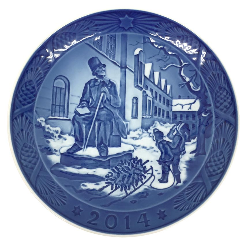 商品名 ROYAL COPENHAGEN ロイヤル コペンハーゲン　イヤープレート【イヤープレートバックナンバー】 2014年／平成26年 「HANS CHRISTIAN ANDERSEN」　 サイズ 直径約18cm※採寸は全て弊社スタッフが手作業で行っており、公開サイズとの間に多少の誤差が生じる場合がございます。予めご了承下さいませ。 素材 ポーセリン 付属品 保存箱・冊子 色 コバルトブルー陰影 状態 『コンディションの目安』 [NR]…未使用品（新品・新古品含む）※展示・保管等で色焼け、小傷等ができてしまった物もございます。 [S]…美品(使用はしているが数回程度で使用感が少ないもの。) [A]…小・中の傷や汚れのみられる中古品だが、コンディションの良い商品。 [B]…小・中の傷や汚れなどが見受けられる使用感のある品。 [C]…使用感や傷・劣化などが目立つ品。 ※なお、【SA】・【AB】等のランク表記は、 上記に記載しています各ランクの中間程度のコンディションと御理解下さい。 ※商品のランクはあくまでも当店の基準となりますのでご了承下さい。 弊社取り扱い商品はお客様からお譲り頂いたUSED商品（中には新品、未使用品も御座います）が主になりますので、 微細な状態にこだわるお客様はご注文をお控え下さいますようお願い致します。 状態　⇒　NR PRコメント 1908年に初年度版が作られてから現在まで1枚も欠かすことなく制作されている記念プレートです。 毎年製造が終了すると、プレート制作に使われた型は壊されるため、同じデザインのプレートやカップは年に1回しか作られません。 現存するイヤープレートは制作当時の物となります。 コレクションとしてはもちろんですが、誕生年や20歳になる成人年、結婚年などの記念プレートととしても大変おすすめです。107枚目を迎えるイヤープレートは「HANS CHRISTIAN ANDERSEN」。デンマークの有名な童話作家H.C.アンデルセンの銅像を眺める二人の子供、マチルダとアルフレッドが描かれています。子供たちは一生懸命小さなクリスマスツリーをひいて家に帰る途中で、像の前でようやく一息ついているところです。アンデルセンの像が見守る優しいまなざしの先には、コペンハーゲンっ子の心のふるさととして愛される、1843年開園の世界最古のテーマパーク「チボリ公園（Tivoli）」があります。像の背景にある大きな建物は、1905年に建てられた6代目にあたるコペンハーゲン市庁舎。中世デンマーク様式と北イタリアのルネッサンス様式を取り入れた堂々たるたたずまいの建物です。※2014年度版より原産国がタイになっています。■商品詳細コンディション：イヤープレートは毎年新しい絵柄で制作されます。その年のみの制作となり枚数も限られております。弊社で出品しておりますロイヤル コペンハーゲン イヤープレートのバックナンバーは、その年に制作されたプレートになるため未使用品ですが新品ではございません。新古品とご理解の上、下記の点をご了承の上、お求めいただきますようお願い申しあげます。 *表面に多少の色とび、キズ、黒点など、裏面には高台や紐を通す穴の周りにカケや汚れなどが付着している場合がございます。 *ハンドペイント製品となりますので、掲載の画像と絵付けの濃淡が一点一点異なります。 ※こちらの商品はヴィンテージのコレクションアイテムです。未使用品ですが、経年劣化による化粧箱の汚れ、破れ等は御理解の上ご注文下さい。