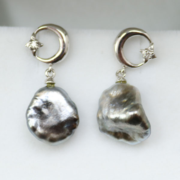乐天商城 - 真珠 パール ピアス 黒蝶真珠 ケシ 大粒 タヒチケシパール ダイヤ 0.02ct K18WG パールピアス 結婚式 ギフト パーテイ 冠婚葬祭 2次会 フォーマル