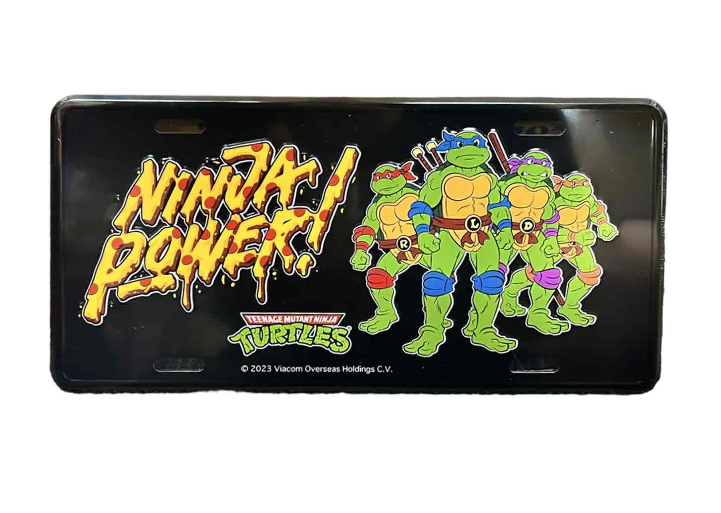 ☆★☆TURTLES タートルズ CM PLATE CMプレート ライセンスプレート ☆★☆ CMプレートとは、車のナンバープレートサイズのディスプレイ用プレートです。 車のダッシュボードの上や、ガーデニングなどのアクセントとして、四隅に取り付け用の穴があいているので、お部屋やガレージなどの壁面に手軽に飾ることができます！ ●サイズ：約H150×W300mm ●素材：アルミニウム ※掲載画像と実商品のカラーが若干異なることがございます。 ※掲載画像は撮影用のサンプル商品ですので、別の画像を使用している場合があります。 ※各種加工の状態は商品によって多少異なります。 ※実測値のため、多少の誤差はご容赦ください。 No.104.001.003 TURTLES タートルズ CM PLATE CMプレート ライセンスプレート