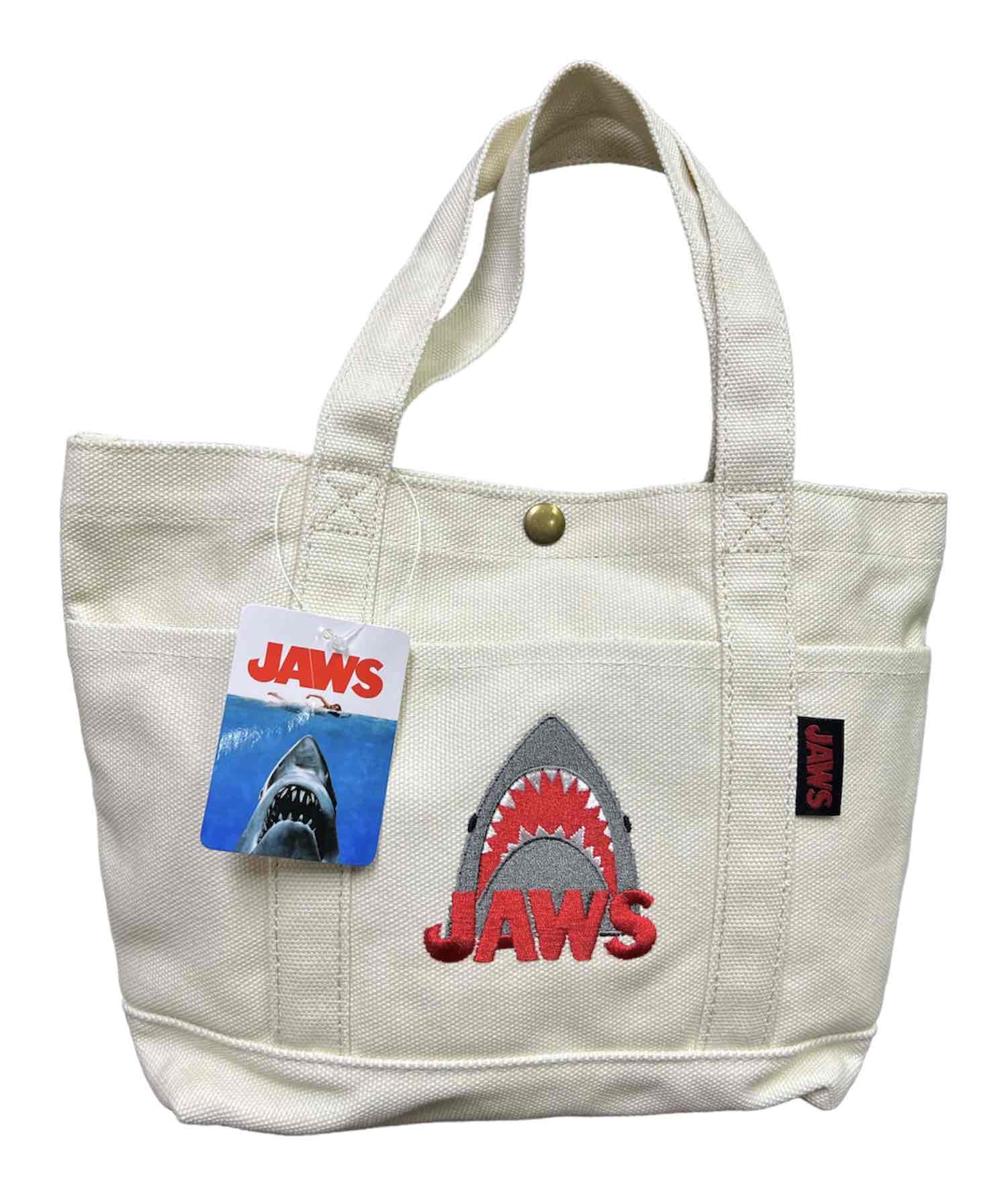 ☆★☆[スモール・プラネット] ヘビーウェイトミニバッグ JAWS ロゴ☆★☆ 大きすぎず小さすぎず使いやすいヘビーウェイトバッグです。 お弁当バッグや近所に少しお出かけの幼児がある場合に便利なアイテムになります☆ 外側に小さいサイズのポケットが三個、内側に一個付いています。 ●サイズ：約29 x 10 x 20 cm ●素材：ポリエステル ※掲載画像と実商品のカラーが若干異なることがございます。 ※掲載画像は撮影用のサンプル商品ですので、別の画像を使用している場合があります。 ※各種加工の状態は商品によって多少異なります。 ※実測値のため、多少の誤差はご容赦ください。 No.104.001.003 [スモール・プラネット] ヘビーウェイトミニバッグ JAWS ロゴ