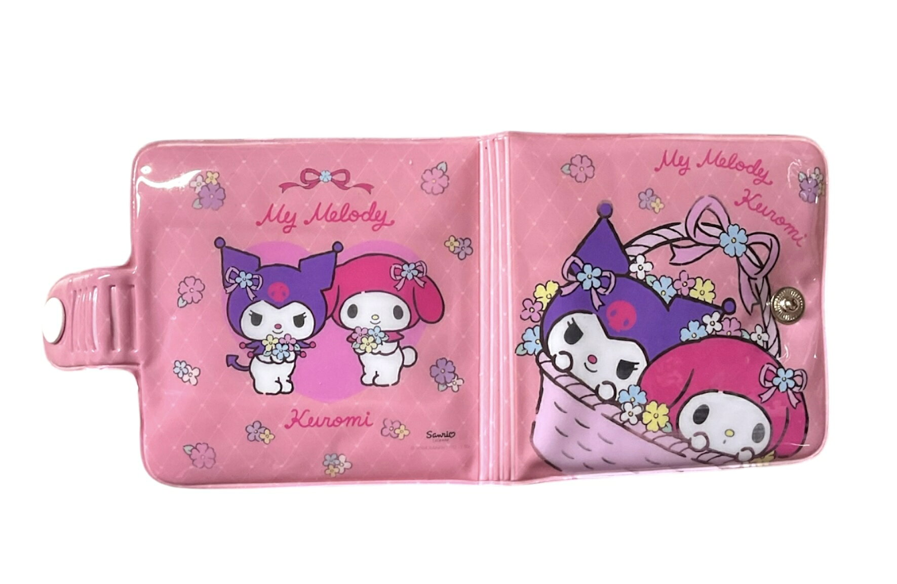 ☆★☆サンリオキャラクターズ　　ビニールウォレット　財布☆★☆ サンリオキャラクターズのビニールウォレットが登場☆ お子さんの金銭管理に役立つこと間違いなし！ 初めてのお財布にとってもおすすめです♡ ※こちらは海外輸入品のため、多少の傷・汚れ・糸のほつれ等がある場合があります。 ●サイズ：約縦100×横95×厚み20mm（畳んだ状態） ●素材：ビニール ※掲載画像と実商品のカラーが若干異なることがございます。 ※掲載画像は撮影用のサンプル商品ですので、別の画像を使用している場合があります。 ※各種加工の状態は商品によって多少異なります。 ※実測値のため、多少の誤差はご容赦ください。 No.104.001.003 クロミ＆マイメロディ