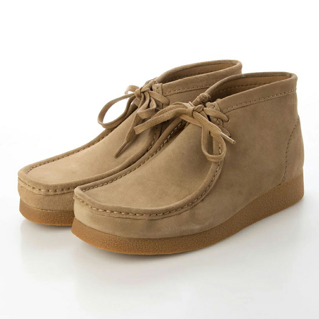 [分類] メンズ カジュアルシューズ チャッカブーツ [商品紹介] clarksの定番wallabee boot(ワラビーブーツ)が、シルエットはそのままに「WallabeeEVO Bt」として、革新的なテクノロジーとともにワラビーシリーズに仲間入りしました。ワラビーのアイコンでもあるクレープソールの外観を保ちつつ、グリップ力と耐久性に優れたラバー製のアウトソールを採用。高いクッション性のフッドベッドで快適な履き心地です。【 Medal Rated Tannery / メダルレイテッドタンナリー 】により、再生可能エネルギーなど環境にも配慮した素材を使用しています。 [重量] 約440g(26cm/UK8) メーカー希望小売価格はメーカーサイトに基づいて掲載しています。