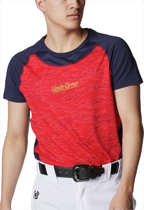[UNDER ARMOUR]アンダーアーマーUA ヒートギア コンフォート フィッティド カモ ショートスリーブ クルーネック シャツ(1384734)(600)レッド/ミッドナイトネイビー/ゴールド