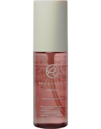BN by RADIANT HAIR OIL 80ml ラディアントヘアオイル JANコード：4560459074176 エルカラクトン配合の新感覚ヘアオイルです。 軽いのにしっとりまとまり、ベタつかないサラサラ仕上がりが特長。 アウトバス（洗い流さないトリートメント）にも、スタイリングにも使える2WAYタイプです。 ■ こんな方におすすめ 髪が広がりやすい・パサつきやすい ゴワつきや乾燥が気になる カラー・ブリーチ・パーマを繰り返している 重いヘアオイルやベタつきが苦手 ナチュラルでツヤのある仕上がりが好き ■ 特長 エルカラクトン配合 髪にハリとツヤを与え、エイジングケアをサポート。熱ダメージからも髪を守りやすい成分です。 ホホバ種子油 髪の水分をキープし、しっとりとした質感へ導きます。 加水分解ケラチン（羊毛） 髪の内部まで浸透し、保湿・補修・保護をサポート。 べたつかない軽い使い心地 美容液のようなサラッとした質感で、重さやべたつきが気になる方にもおすすめです。 ウッディシトラスの香り 爽やかさと温かさが溶け合うリラックスできる香り。 ■ 使用方法 【アウトバス】 ドライ前に毛先を中心に適量を取り、なじませてから乾かしてください。 【スタイリング】 乾いた髪の毛先を中心に適量を取り、なじませてください。 ※ショート〜ボブ：1〜2滴程度 ※ミディアム〜ロング：2〜4滴程度を目安に、様子を見ながら調整してください。 ■ 商品仕様 商品名BN by RADIANT HAIR OIL 内容量80ml 香りウッディシトラス タイプ洗い流さないトリートメント／スタイリングオイル 主な成分エルカラクトン（γ-ドコサラクトン）、ホホバ種子油、イソステアロイル加水分解ケラチン（羊毛）など 軽いのにしっとりまとまる、美容液のような新感覚ヘアオイル。 毎日のケアやスタイリングにぜひお役立てください。