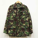 商品詳細 実物 イギリス軍 フィールドジャケット DPMカモ♪ 1990年代にイギリス軍により採用された英陸軍野戦用。 やや厚手の生地を使用で、フロントポケットは6個(ジッパーポケット2個含む）、裾に1個。 袖口はベルクロ式アジャスターで、ウェスト部にドローコード(絞り紐)あり。 程度のいいものは入手が困難になっている希少なジャケットです。 【素材】 コットン 【カラー】DPMカモ 中古品になりますので 使用感があり、多少のキズ、汚れなどが御座います。※画像は良好品で流用しています。 　 サイズ 表記サイズ (180/96) ※対応身長 約180cm 平置き 実寸 肩幅47cm 袖丈61cm 身幅57cm 着丈(襟下)79cm 表記サイズ (190/104) ※対応身長 約190cm 平置き 実寸 肩幅50cm 袖丈66cm 身幅63cm 着丈(襟下)88cm ※表記サイズ(180/96)で、身長約180cm 体重約70kgですと程良いサイズ感です。　