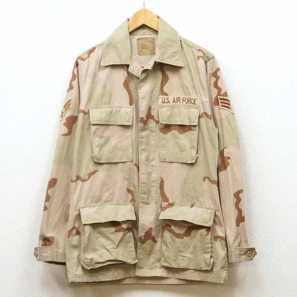 実物 3Cカラー デザートカモ BDU ジャケット♪ 制式名称は COAT, DESERT CAMOUFLAGE PATTERN; COMBAT デジタルカモの前に活躍した第二世代の迷彩BDU戦闘服です。 寒冷な季節、地帯での使用されるノンリップ地(通称NYCO)。 表記は表記はDLA100-90で、1990年製になります。 ワッペン多数付きの本格派。 【素材】コットン、ナイロン混紡　【カラー】3カラーデザートカモ 中古品になりますが、特に目立つダメージなどない良好品です。 表記サイズ（SMALL-LONG） 平置き 実寸 肩幅45cm 袖丈63cm 身幅54cm 着丈(襟下)77cm