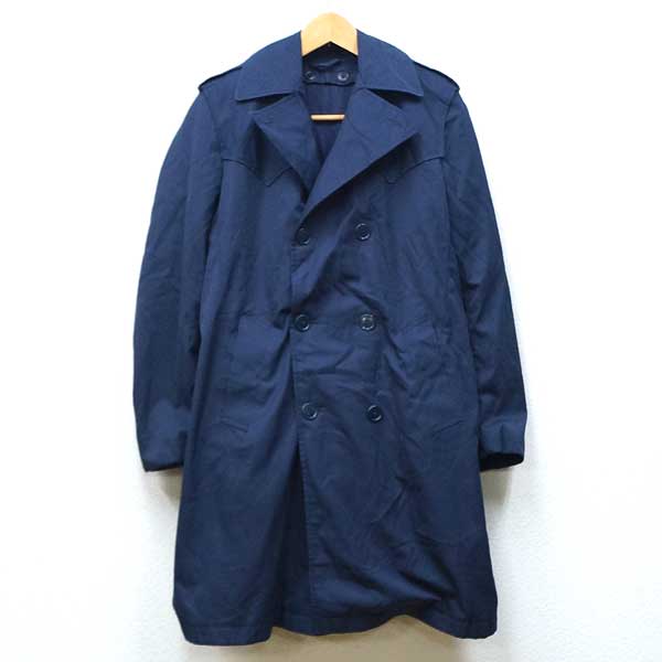 実物 イタリア軍 トレンチコート!! フロントはボタンタイプの比翼仕立てで、ポケットは2個。 ボタンでで取り外し出来るライナー付きで、 ライナーを外せば、春や秋まで長いシーズン活躍。 米軍のトレンチコートより、やや細身のシルエットです。 ハリがある高密度ポリコットン生地は若干撥水するので 撥水性、耐久性に優れたレインコートでも活躍します。 80年代頃に活躍したヴィンテージコート。■素材：コットン、ポリエステル混紡　■カラー：ネイビー 中古品になりますが、特に目立つダメージなどない良好品のみです。※画像は美品で流用しています。 表記サイズ（42C）※ショート丈。 平置き実寸 肩幅41cm 袖丈60cm 身幅47cm 着丈(襟下)100cm 表記サイズ（42R）※レギュラー丈。 平置き実寸 肩幅41cm 袖丈62cm 身幅47cm 着丈(襟下)95cm 表記サイズ（42L）※ロング丈。 平置き実寸 肩幅41cm 袖丈64cm 身幅47cm 着丈(襟下)97cm 表記サイズ（44C）※ショート丈。 平置き実寸 肩幅42cm 袖丈60cm 身幅49cm 着丈(襟下)100cm 表記サイズ（44R）※レギュラー丈。 平置き実寸 肩幅42cm 袖丈62cm 身幅49cm 着丈(襟下)95cm 表記サイズ（44L）※ロング丈。 平置き実寸 肩幅42cm 袖丈64cm 身幅49cm 着丈(襟下)97cm 表記サイズ（44EXL）※X-ロング丈。 平置き実寸 肩幅42cm 袖丈64cm 身幅49cm 着丈(襟下)97cm ※ライナー着用した場合で、表記サイズ（42S）で、身長約158cm 体重約55kgですと程良いサイズ感です。 表記サイズ（44R）で、身長約172cm 体重約58kgですと程良いサイズ感です。 表記サイズ（44L）で、身長約176cm 体重約61kgですと程良いサイズ感です。　