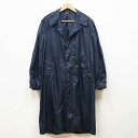 米空軍 実物 USAF ナイロン レインコート 1970年代!! 正式名称は、RAINCOAT, MAN'S, NYLON BLUE MIL-SPEC：MIL-R-38213Á (USAF) 裏面に防水効果を高めるためのラバーコーティング。 縫製はダブルステッチ、肩部はショルダーループ(エポレット)。 脇に通気用アイレット(ハトメ穴)あります。 フロントポケットは貫通ポケットとしても使えます。 入手が困難になっている希少な70年代ヴィンテージコート。 ■素材：ナイロン　■カラー：ネイビーブルー（エアフォースブルー） 中古品になりますが、特に問題のない良好品です。 表記サイズ（34XL）※X-ロング丈 平置き実寸 肩幅45cm 袖丈61cm 身幅52cm 着丈(襟下)112cm 表記サイズ（36S）※ショート丈 平置き実寸 肩幅47cm 袖丈60cm 身幅57cm 着丈(襟下)110cm 表記サイズ（36R）※レギュラー丈 平置き実寸 肩幅47cm 袖丈63cm 身幅57cm 着丈(襟下)115cm 表記サイズ（36L）※ロング丈 平置き実寸 肩幅47cm 袖丈65cm 身幅57cm 着丈(襟下)120cm 表記サイズ（38R）※レギュラー丈 平置き実寸 肩幅48cm 袖丈63cm 身幅59cm 着丈(襟下)115cm 表記サイズ（38L）※ロング丈 平置き実寸 肩幅48cm 袖丈65cm 身幅59cm 着丈(襟下)120cm 表記サイズ（40S）※ショート丈 平置き実寸 肩幅49cm 袖丈61cm 身幅61cm 着丈(襟下)110cm 表記サイズ（40R）※レギュラー丈 平置き実寸 肩幅49cm 袖丈63cm 身幅61cm 着丈(襟下)115cm 表記サイズ（40XL）※X-ロング丈 平置き実寸 肩幅49cm 袖丈73cm 身幅61cm 着丈(襟下)122cm 表記サイズ（42S）※ショート丈 平置き実寸 肩幅50cm 袖丈61cm 身幅63cm 着丈(襟下)110cm ※ショート丈、レギュラー丈、ロング丈があります。 対応身長 SHORT/ショートで、約160～170cm 対応身長 REGULAR/レギュラーで、約170～180cm 対応身長 LONG/ロングで、約180～190cm 対応身長 X-LONG/X-ロングで、約184～194cm ※目安として(38R)ですと、身長約174cm 体重約66kgで、程良いサイズ感です。 目安として(38L)ですと、身長約182cm 体重約68kgで、程良いサイズ感 です。 目安として(42S)ですと、身長約168cm 体重約72kgで、程良いサイズ感です。