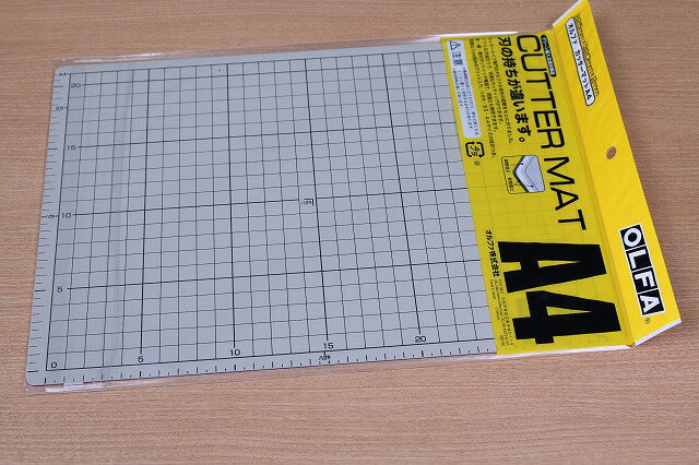 OLFA カッターマット　A4サイズ　1枚