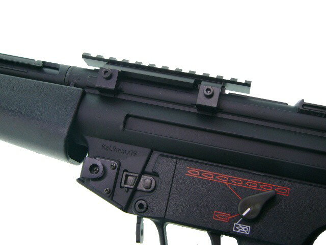 MP5/G3系12スロットレイルショートローマウントベースレール新品 商品説明 エアガン用玩具品です。 金属製。 MP5/G3系に取り付け可能なマウントベースです。 サイズ：長さ125mmX高さ30mmX幅44mm 重さ: 72g レール幅20mm サイズや重量の多少の誤差はご容赦ください。 ※すべてのメーカーの銃や、パーツに対応している訳ではございませんので取付時に加工が必要になる場合がございますのでご了承ください。 ※外箱無しの商品のためはじめから擦り傷等ある場合がございますがあらかじめご了承の上ご購入ください。 ※製造ロットによりデザインが多少異なる場合が有りますので御了承ください。 注意事項 ご注文入金頂いてから発送までに2日〜3日（営業日）かかる場合がございますのでご了承下さい。 ※★※至急手元にほしい方のご購入はお控え下さい。※★※ 下記休業日には発送作業を行っておりませんので休み明けの発送になります。 土曜・日曜・祝日・年末年始休み・ゴールデンウィーク休み・お盆休み