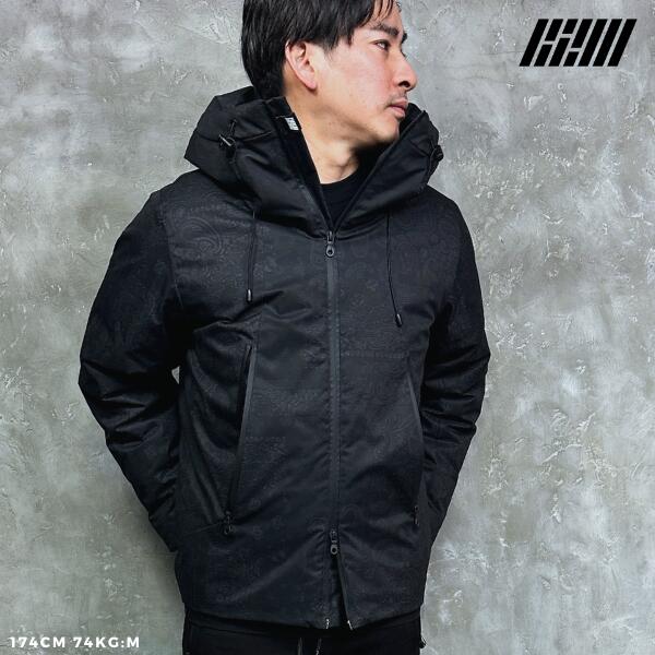 B2W「Slim Fit High Neck Down Jacket」BLACK PAISLEY 2色展開 ダウンジャケット ハイネック アウター ダウンジャケット ダウン＆フェザー 極暖 撥水 止水テープ ペイズリー ハイネックブルゾン ゴルフ セレカジ モード アウトドア メンズ 2023AW