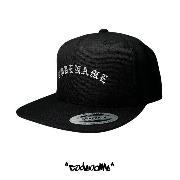 CODENAME / コードネーム「"Old English" Logo Flat BB Cap Black」6パネル ロゴ キャップ ベースボールキャップ ブラック 黒 スナップバック 刺繍 ストリート スポーティー メンズ ユニセックス 帽子 平つば YUPOON社 SNAPBACK
