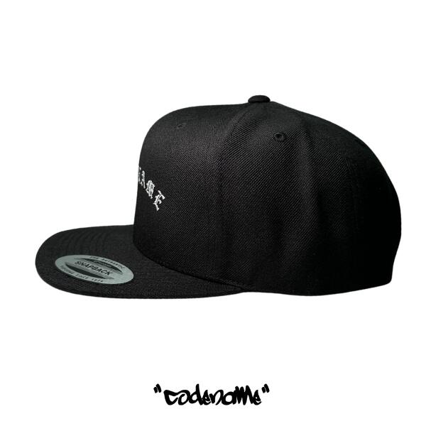 CODENAME / コードネーム「"Old English" Logo Flat BB Cap Black」6パネル ロゴ キャップ ベースボールキャップ ブラック 黒 スナップバック 刺繍 ストリート スポーティー メンズ ユニセックス 帽子 平つば YUPOON社 SNAPBACK