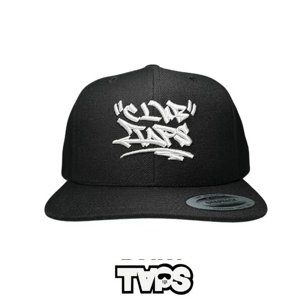 B2W × TAPS / タップス「"TAG" Logo Flat BB Cap Black B」 6パネル 立体ロゴ キャップ ベースボールキャップ ブラック 黒 スナップバック 3D刺繍 ストリート スポーティー メンズ ユニセックス 帽子 平つば YUPOON社 SNAPBACK