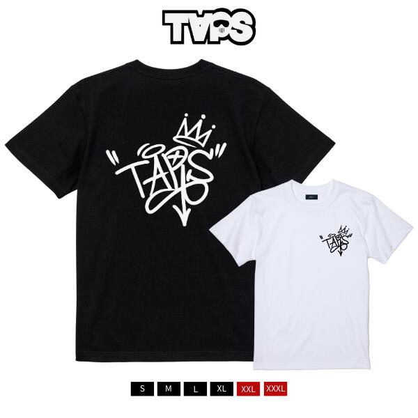 B2W × TAPS / タップス「"TAG" Logo S/S T-Shirts A」タギング ロゴ プリント クルー Tシャツ 半袖T ブラック/ホワイト バックロゴ ストリート ルード カジュアル ユニセックス メンズ レディース ビッグサイズ 取扱 新作 B2W