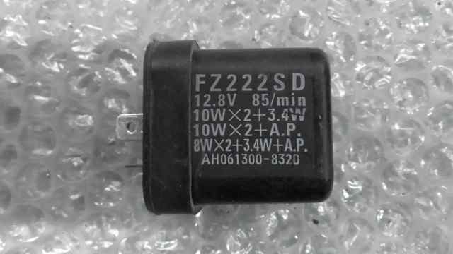 バイクパーツ　ズーマーX　MLHJF3832F5059xxx　の　ウインカーリレー *1629948706　【中古】【送料込】