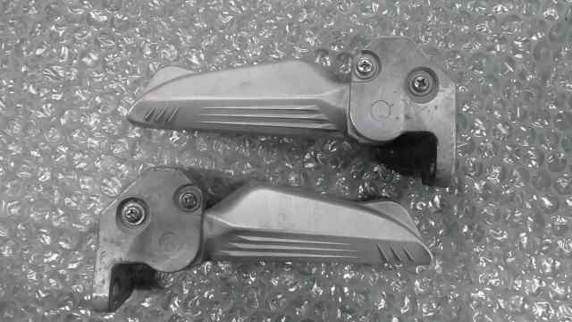 バイクパーツ　S-MAX155　RKRSG2710DA014xxx　の　タンデムステップ　左右　傷 *1634285600　【中古】【送料込】