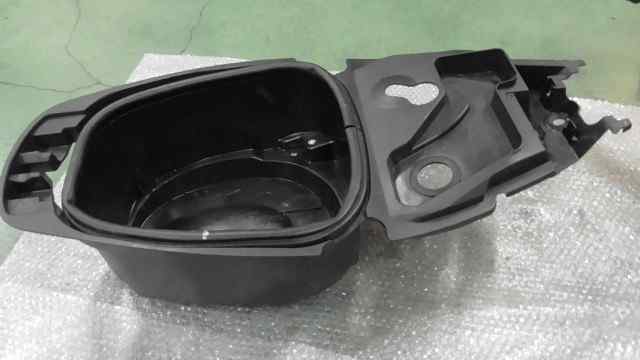 バイクパーツ　トリシティ125　SE82J-003xxx　の　メットインボックス *1634698067　【中古】【送料込】