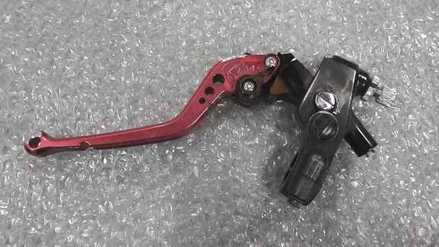 バイクパーツ CBR250R MC41-1007xxx の クラッチレバーホルダー 社外 *1641431763 【中古】【送料込】