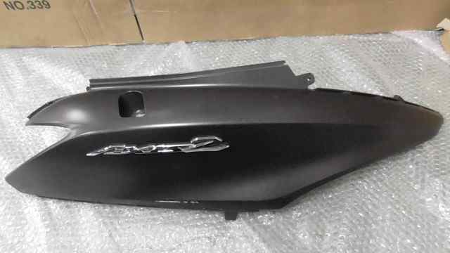 バイクパーツ　アクシスZ　SED7J-006xxx　の　ボディカバー　右　傷 *1646880666　【中古】【送料込】