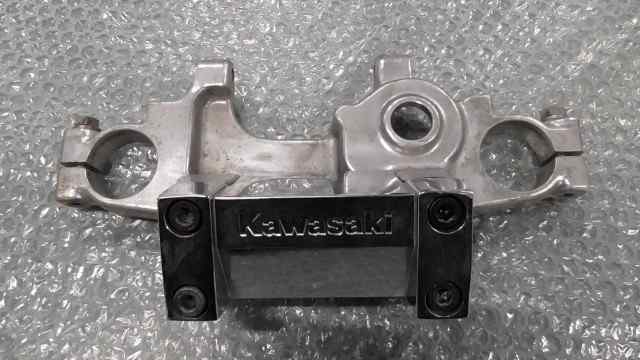 バイクパーツ VZ750 VN750A-001xxx の トップブリッジ *1656640781 【中古】【送料込】