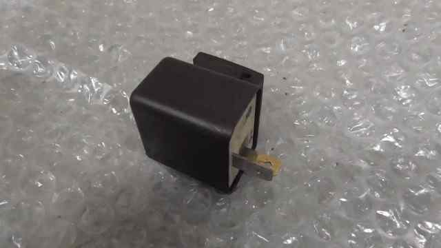 バイクパーツ　リード125　JF45-1013xxx　の　ウインカーリレー *1657248528　【中古】【送料込】