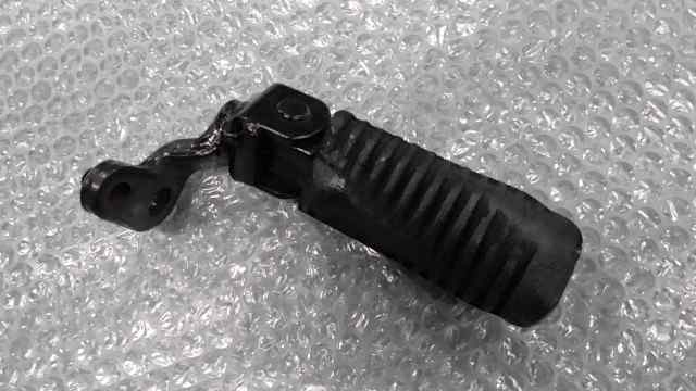 バイクパーツ　XS250　17E-002xxx　の　ステップ　右　ゴム裂け *1658888407　【中古】【送料込】