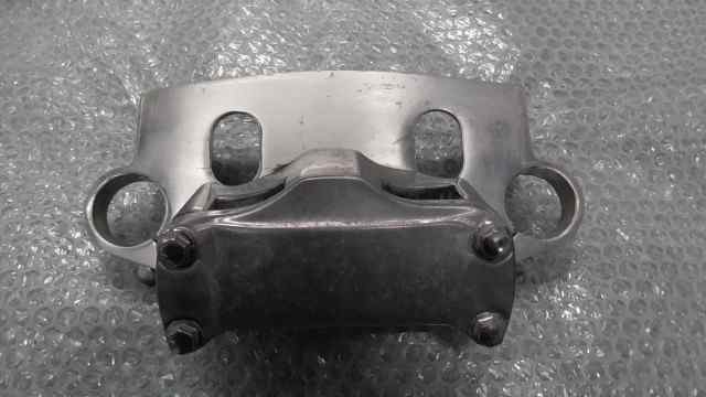 バイクパーツ バルカン400 EN400B-004xxx の トップブリッジ *1661148995 【中古】【送料込】