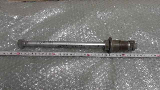 バイクパーツ スティード400 NC26-1390xxx の リアアクスルシャフト *1661498155 【中古】【送料込】