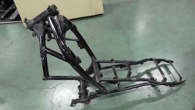 バイクパーツ　バンディット250V　GJ77A-104xxx　の　フレーム　書類付 *1662077998　【中古】【送料込】