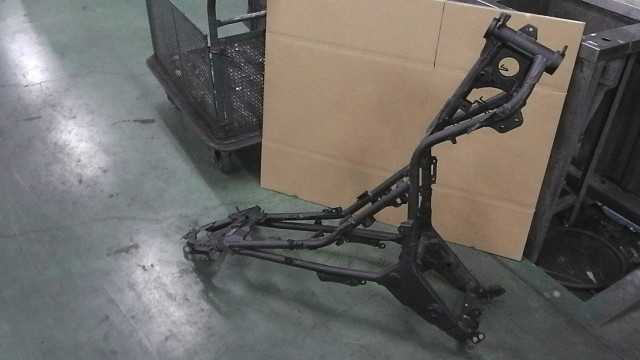バイクパーツ　ニンジャ Ninja 250 ABS　EX250L　の　フレーム　書類付　 *1668560061　【中古】【送料込】