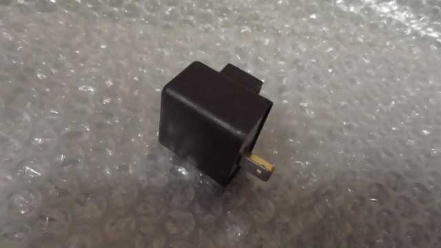 バイクパーツ　アドレス 110 4ST　CE47A-144xxx　の　ウインカーリレー *1672110429　【中古】【送料込】