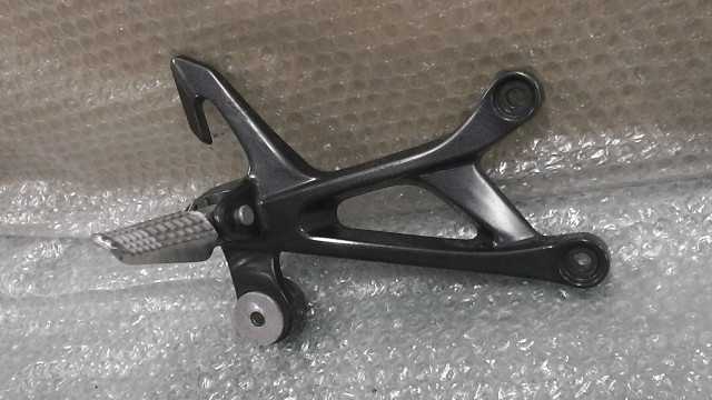 バイクパーツ　GSX250R　LC6DN11AZ01109xxx　の　タンデムステップ　右 *1674455483　【中古】【送料込】