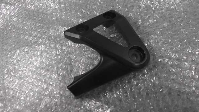 バイクパーツ　CB400SF HYPER VTEC　NC42　の　ライトステー　左 *1675395643　【中古】【送料込】