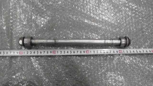 バイクパーツ　CB400 スーパーボルドール　NC42　の　リアアクスルシャフト *1676515895　【中古】【送料込】